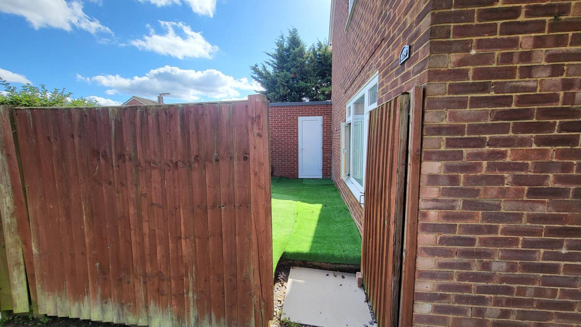 Nest & Rest En-suite * Ashford (Surrey)