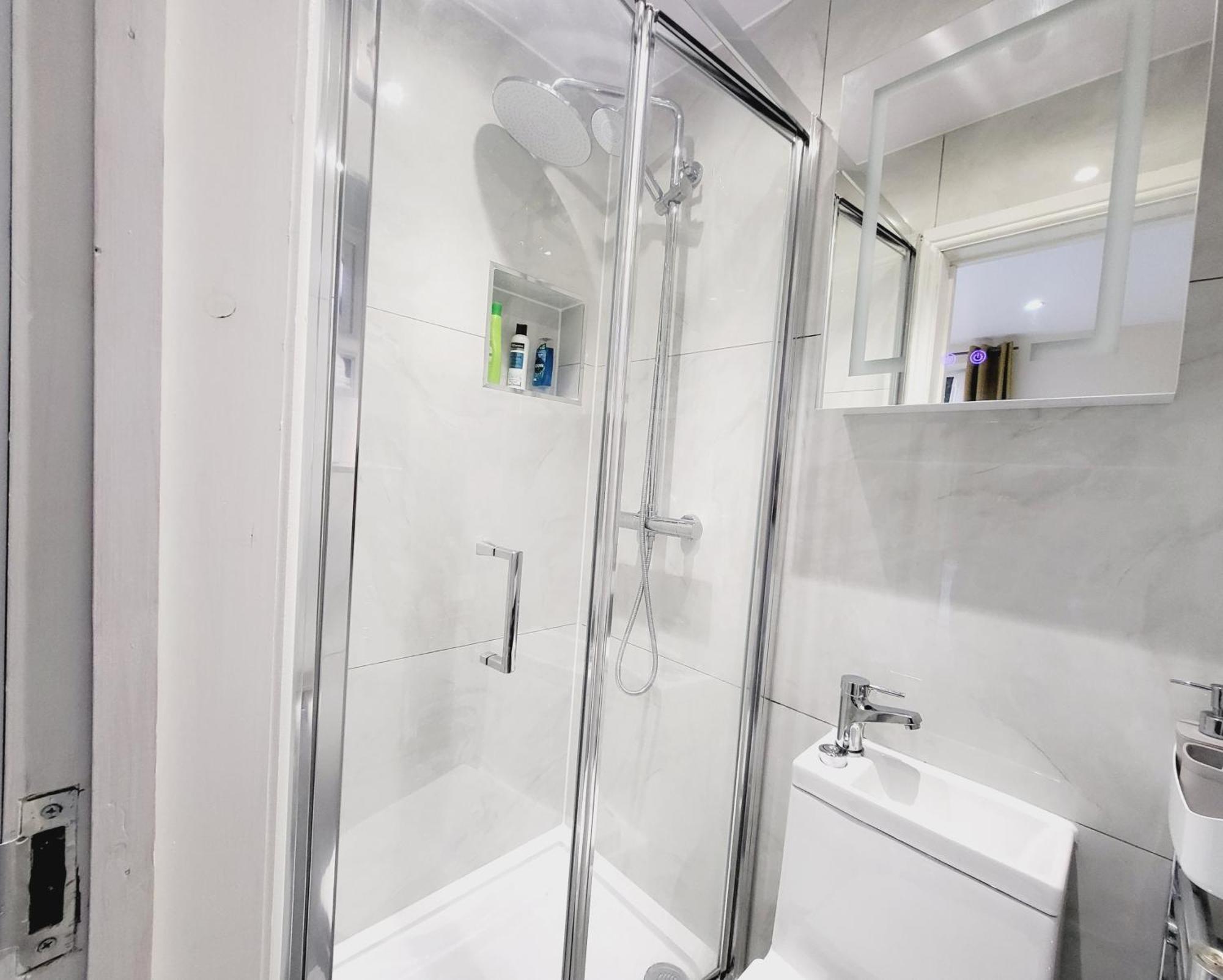 Nest & Rest En-suite Homestay Ashford (Surrey)